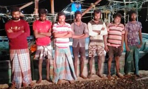 இலங்கை கடற்படையால் சிறைபிடிக்கப்பட்ட ராமேசுவரம் மீனவர்கள்.