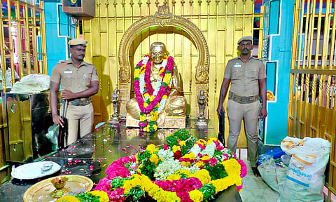 பசும்பொன் நினைவிடத்தில் தங்க கவசம் அணிவிக்கப்பட்ட தேவர் சிலைக்கு துப்பாக்கி ஏந்திய போலீஸ் பாதுகாப்பு