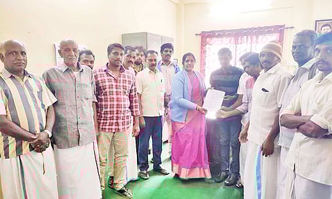 தங்கள் நிலத்துக்கான ஆவணங்களை வட்டார வளர்ச்சி அதிகாரி விஜயசந்திரிகாவிடம் பொதுமக்கள் வழங்கினர்.