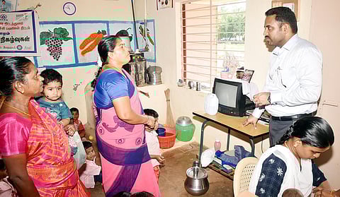 சிவகாசி யூனியனுக்கு உட்பட்ட ஆனையூர் ஊராட்சியில் உள்ள சமத்துவபுரம் அங்கன்வாடி மையத்தை கலெக்டர் மேகநாதரெட்டி பார்வையிட்டு ஆய்வு செய்தார்.