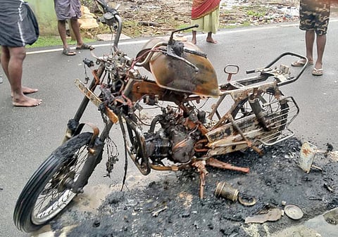 தீ வைத்து எரிக்கப்பட்ட மோட்டார் சைக்கிளை படத்தில் காணலாம்.