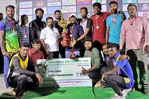 முதலிடம் பிடித்த தேரியூர் அணியினர் கோப்பை, காசோலையுடன் போஸ் கொடுத்த காட்சி