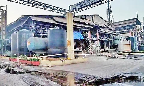விபத்து ஏற்பட்ட ரசாயன ஆலையின் மேற்கூரை சேதமாகியிருக்கும் காட்சி.