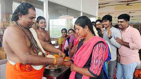 சென்னிமலை முருகன் கோவிலில் காப்பு கட்டி விரதம் தொடங்கிய பக்தர்கள்