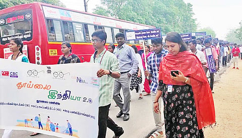 பாளையில் இன்று நடைபெற்ற விழிப்புணர்வு பேரணியில் பங்கேற்ற மாணவர்கள்.