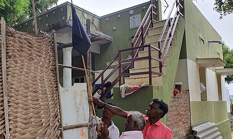 பட்டா வழங்கக்கோரி வீடுகளில் கருப்புகொடி ஏந்தி பொதுமக்கள் போராட்டம்