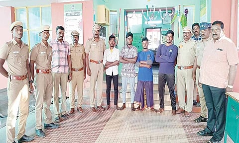 கைதான 4 பேரை படத்தில் காணலாம்.