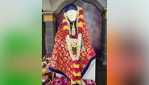 சாய்பாபா சிறப்பு அலங்காரத்தில் அருள் பாலித்த காட்சி.