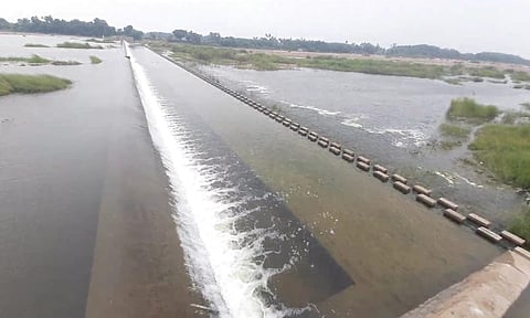 காஞ்சிபுரம் மாவட்டத்தில் தடுப்பணை நிரம்பி தண்ணீர் வெளியேறும் காட்சி.