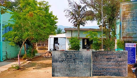 ஏத்தாப்பூரில் வெறிச்சோடி கிடக்கும் அரசு ஆரம்ப சுகாதார நிலையம். ஆங்கிலேயர் ஆட்சியில் ஏத்தாப்பூர் அரசு மருந்தகம் திறக்கப்பட்ட கல்வெட்டு. காமராஜர் திறந்து வைத்த பிரசவ விடுதியிலுள்ள கல்வெட்டு.
