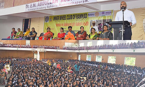 கருத்தரங்கில் கலெக்டர் ஜானி டாம் வர்கீஸ் பேசிய காட்சி.