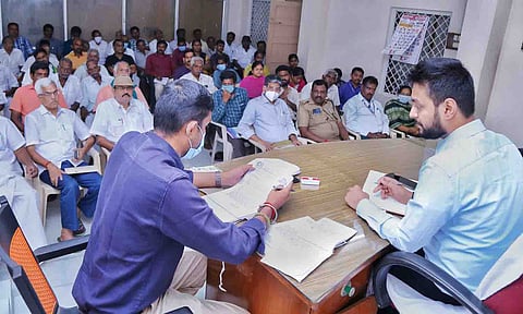 கோட்ட அளவிலான விவசாயிகளுக்கான மாதாந்திர குறைதீா் கூட்டம் நடைபெற்ற காட்சி.
