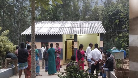 துப்புரவு தொழிலாளி வீட்டின் பூட்டை உடைத்து நகை, பணம் கொள்ளை