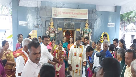 திரும்பிய திசை எங்கும் மணமக்கள் நிற்பதை படத்தில் காணலாம்.