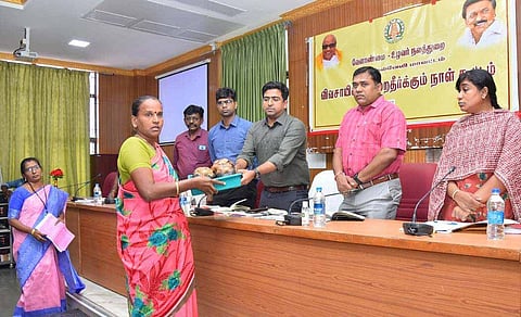 கூட்டத்தில் விவசாயிகளுக்கு இடுபொருட்களை கலெக்டர் விஷ்ணு வழங்கிய காட்சி.