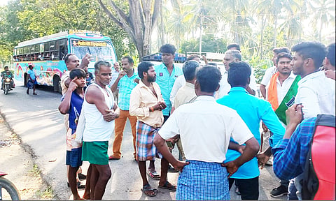 சாலை மறியலில் ஈடுப்பட்ட பா.ஜ.க.வினர்.