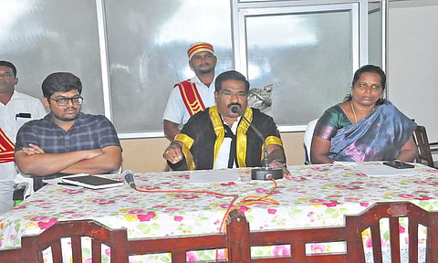 கூட்டத்தில் மேயர் மகேஷ் பேசியபோது எடுத்த படம் 