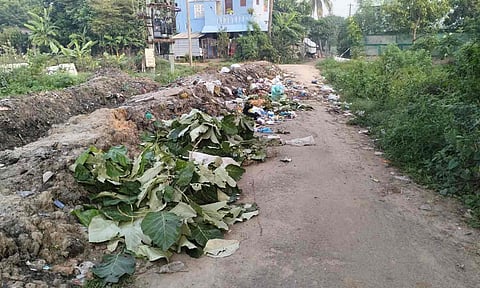 சாலையில் கொட்டப்பட்ட குப்பைகள்