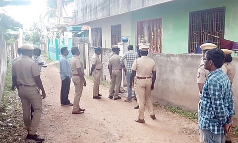 முத்துப்பேட்டை அரசகுளம் தெற்கு கரையில் உள்ள ரிஸ்வான் வீட்டில் போலீசார் சோதனை செய்ய சென்றபோது எடுத்தப்படம்.