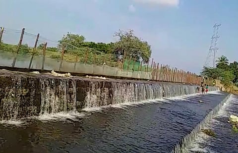 தொடர் மழையால் நிரம்பி மறுகால் பாயும் பொன்னமங்கலம் கண்மாய்.