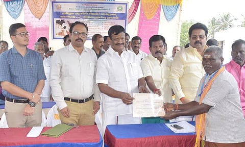 மோவூரில் கால்நடை சிறப்பு மருத்துவ முகாம்- அமைச்சர் சா.மு.நாசர் தொடங்கி வைத்தார்