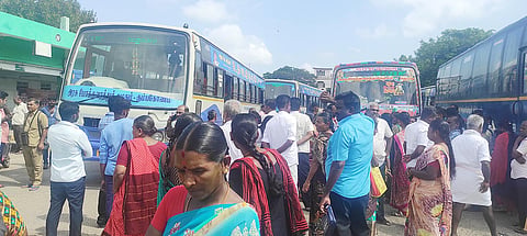 ராமநாதபுரம் பஸ் நிலையத்தில் பரமக்குடிக்கு செல்ல பஸ் கிடைக்காமல் தவித்த பயணிகள்.