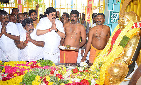பசும்பொன்னில் உள்ள தேவர் நினைவிடத்தில் முன்னாள் அமைச்சர் கே.டி. ராஜேந்திபாலாஜி மாலை வைத்து மரியாதை செலுத்தினார். அருகில் ஸ்ரீவில்லிபுத்தூர் எம்.எல்.ஏ. மான்ராஜ், முன்னாள் எம்.எல்.ஏ. ராஜவர்மன் மற்றும் நிர்வாகிகள் உள்ளனர்.