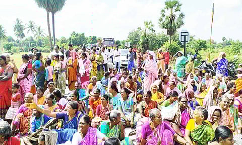 வந்தவாசி-திண்டிவனம் சாலையில் பெண்கள் மறியலில் ஈடுபட்ட காட்சி.