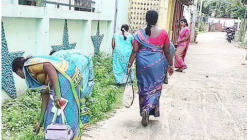 டெங்கு தடுப்பு பணியில் களப்பணியாளர்கள்.
