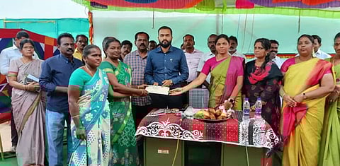 பயனாளிகளுக்கு நலத்திட்ட உதவிகளை கலெக்டர் ஆகாஷ், யூனியன் சேர்மன் திவ்யா மணிகண்டன் ஆகியோர் வழங்கிய காட்சி.