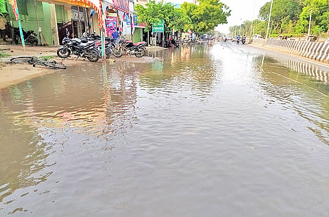 வடிகால் இல்லாததால் திருச்செந்தூர் பிரதான சாலை மழைநீர் செல்ல முடியாமல் தேங்கி கிடக்கும் காட்சி.