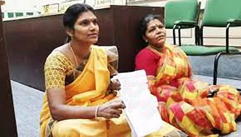 தர்ணாவில் ஈடுப்பட்ட அ.தி.மு.க. பெண் கவுன்சிலர்கள்.