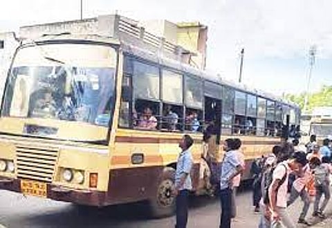 கூடுதல் பஸ் வசதி இயக்க மாணவர்கள் கோரிக்கை