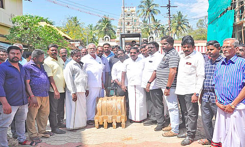 கிருஷ்ணன்கோவில் சன்னதி தெரு சாலை சீரமைப்பு பணியை மேயர் மகேஷ் தொடங்கி வைத்த போது எடுத்த படம்.
