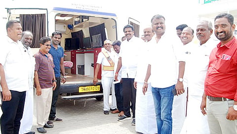நடமாடும் கட்டுப்பாட்டு வாகனத்தில் மேயர் சண்.ராமநாதன், ஆணையர் சரவணக்குமார் ஆய்வு செய்தனர்.