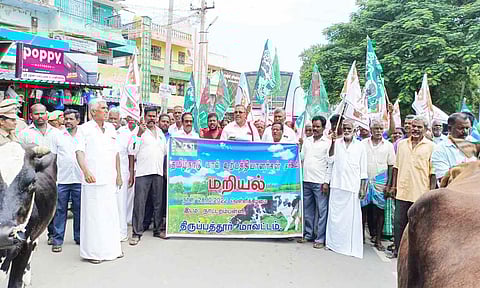 வாணியம்பாடி - கிருஷ்ணகிரி சாலையில் பால் உற்பத்தியாளர் சங்கத்தினர் கறவை மாடுகளுடன் மறியலில் ஈடுபட்ட போது எடுத்த படம்.