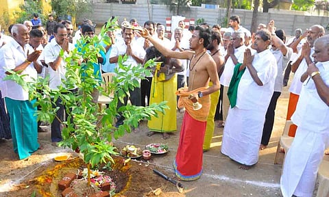 கோவில் கட்டுவதற்கான திருப்பணிகள் தொடக்க விழா நடைபெற்ற காட்சி.