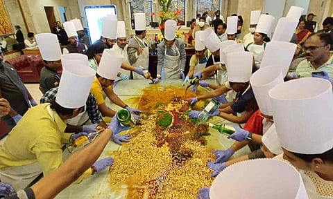 அக்கார்டு ஒட்டலில் கிறிஸ்துமஸ் மற்றும் புத்தாண்டை வரவேற்று 300 கிலோ எடையில் கேக் தயாரிக்கும் பணியில் ஈடுப்பட்ட ஊழியர்கள்.