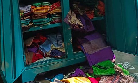 கொள்ளையர்களால் உடைக்கப்பட்ட பீரோ.