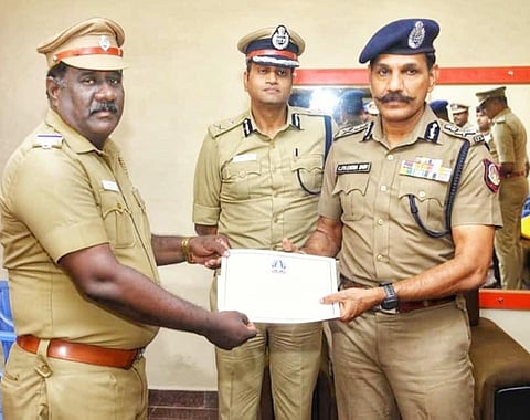 சிறப்பாக பணியாற்றிய போலீசாருக்கு டி.ஜி.பி. சைலேந்திரபாபு சான்றிதழ் வழங்கினார். அருகில் தென்மண்டல ஐ.ஜி. அஸ்ராகர்க் உள்ளார்.