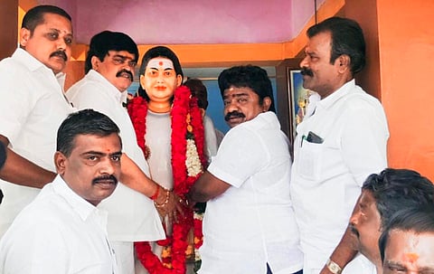 முத்துராமலிங்க தேவரின் குருபூஜை விழாவை முன்னிட்டு திருத்தங்கல்லில் உள்ள அவரது சிலைக்கு முன்னாள் அமைச்சர் கே.டி.ராஜேந்திரபாலாஜி மாலை அணிவித்து மரியாதை செலுத்தினார்.