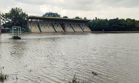 அண்ணாவிளையாட்டு மைதானத்தில் மழைநீர் குளம்போல் தேங்கி நிற்கும் கட்சி.