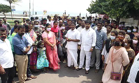 அமைச்சக ஊழியருடன் எம்.எல்.ஏ.க்கள் நேரு, பிரகாஷ் குமார் ஆகியோர் தலைமை செயலகத்தை முற்றுகை இட்ட காட்சி.