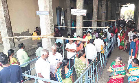 சூரசம்ஹாரத்தையொட்டி முருகன் கோவிலில் குவிந்த பக்தர்கள். 
