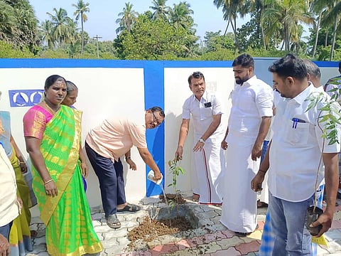 புதிய கட்டிடம் திறந்து வைத்து மரக்கன்று நட்ட காட்சி