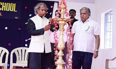 கண்காட்சியில் மாவட்ட அறிவியல் மைய நிர்வாகி குமார் குத்துவிளக்கேற்றிய காட்சி. அருகில் பள்ளி தாளாளர் மரியசூசை.