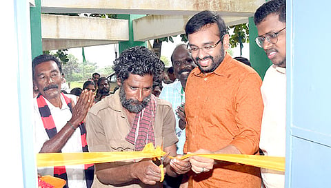 ஓய்வறையை கலெக்டர் அருண்தம்புராஜ் முன்னிலையில் தூய்மை பணியாளர் மாரிமுத்து திறந்து வைத்தார்.