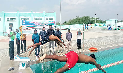 போட்டியில் பங்கேற்ற மாணவர்களை படத்தில் காணலாம்.
