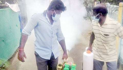 டெங்கு கொசு ஒழிப்பு பணியில் ஈடுபட்டுள்ள தொழிலாளர்கள்.