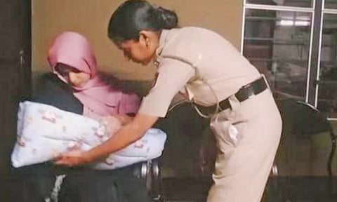 குடும்ப தகராறில் கடத்தி செல்லப்பட்ட பச்சிளங்குழந்தையை மீட்டு தாய்ப்பால் கொடுத்து பாதுகாத்த பெண் போலீஸ்